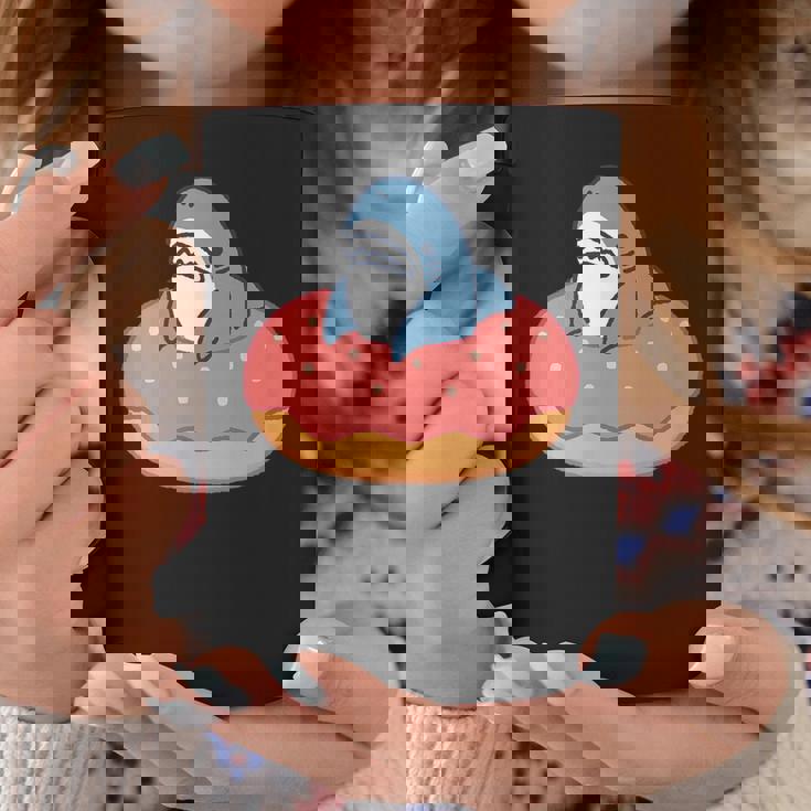 ドーナツに喰われるサメ さめ かわいい ゆるい イラスト シュール おもしろ 鮫 シャーク コーヒーマグ 面白い贈り物
