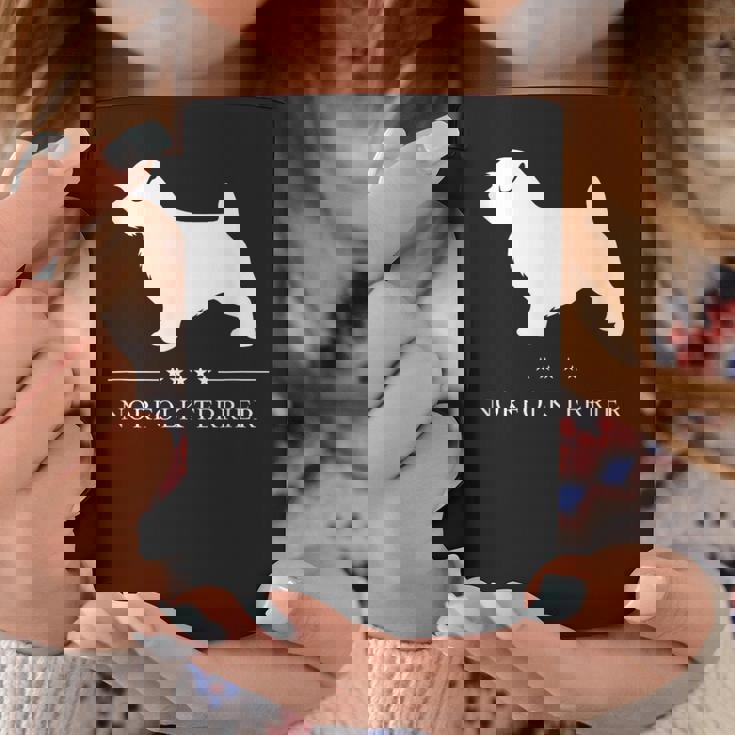 ノーフォークテリア犬の白いシルエット コーヒーマグ 面白い贈り物