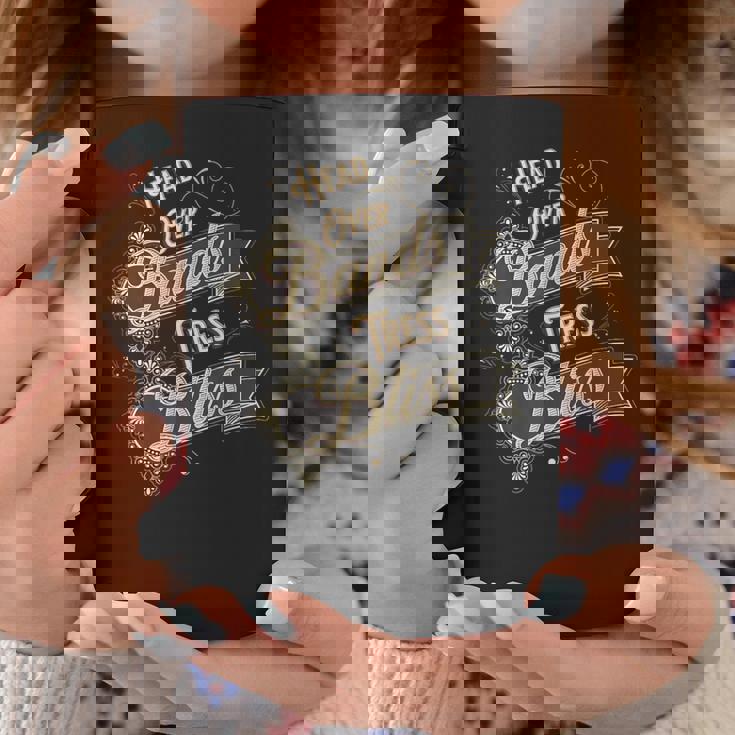 バンドと髪のユーモアで魅せるスタイル表現 コーヒーマグ 面白い贈り物