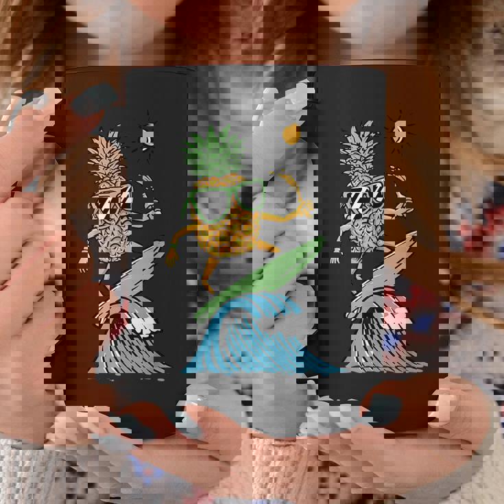 パイナップルはサーフィンのイラスト コーヒーマグ 面白い贈り物