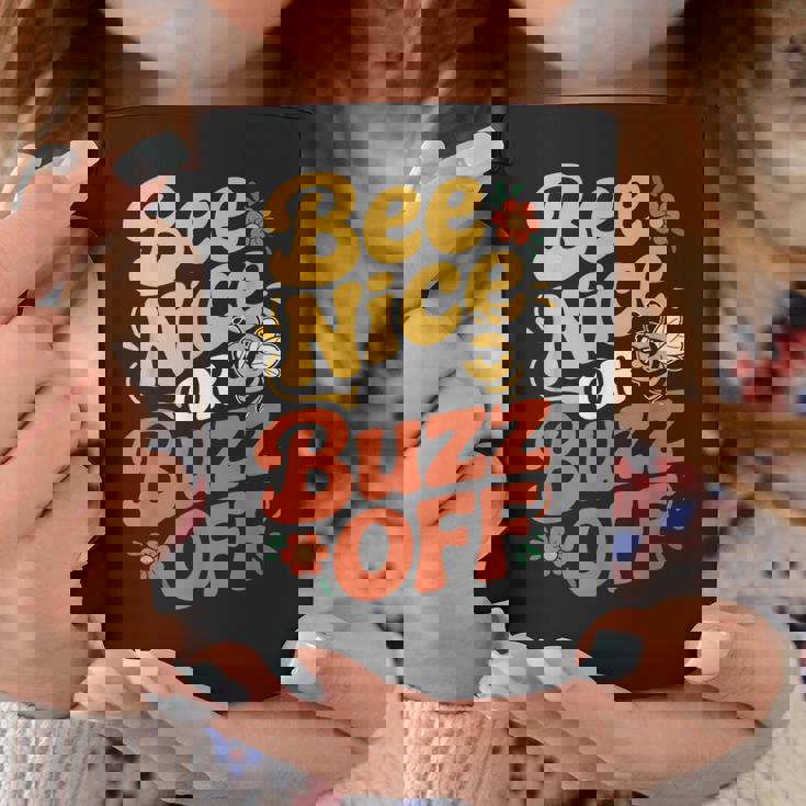 ミツバチ 養蜂家 ミツバチの巣立ち Bee Nice Or Buzz Off コーヒーマグ 面白い贈り物