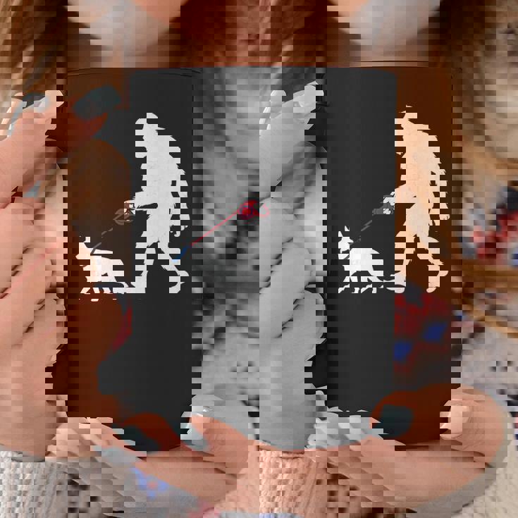 レトロ ビッグフット ウォーキング ジャーマンシェパード 犬 おもしろい サスカッチ 長袖tシャツ コーヒーマグ 面白い贈り物