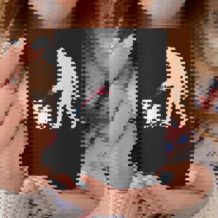 レトロ ビッグフット ウォーキング パピヨン 犬 面白い サスカッチ 長袖tシャツ コーヒーマグ 面白い贈り物