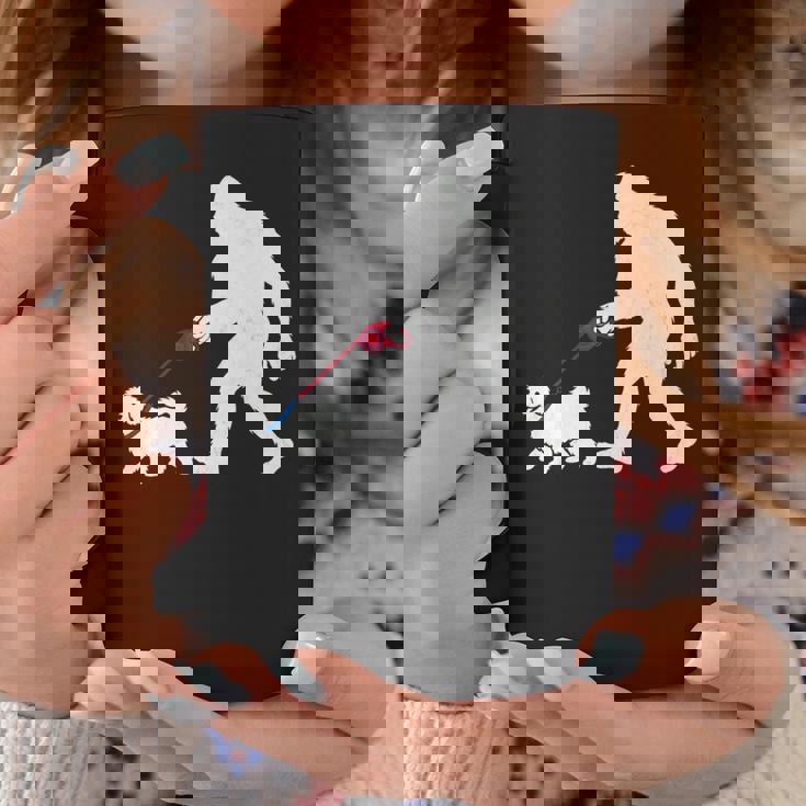 レトロ ビッグフット ウォーキング マルチーズ 犬 面白い サスカッチ 長袖tシャツ コーヒーマグ 面白い贈り物