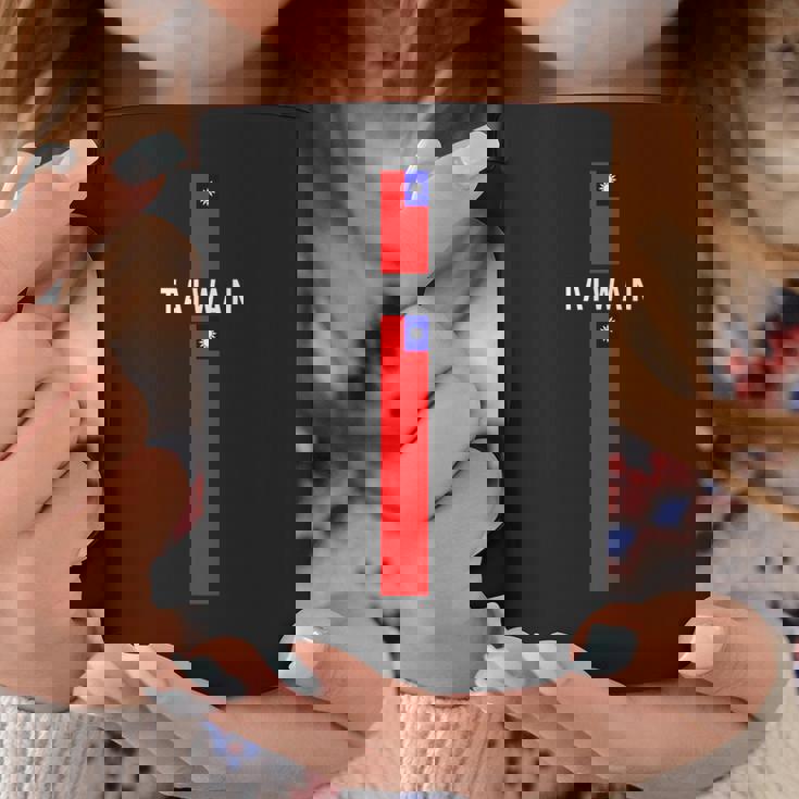 大文字で「Taiwan」の文字が入った縦型台湾国旗 コーヒーマグ 面白い贈り物