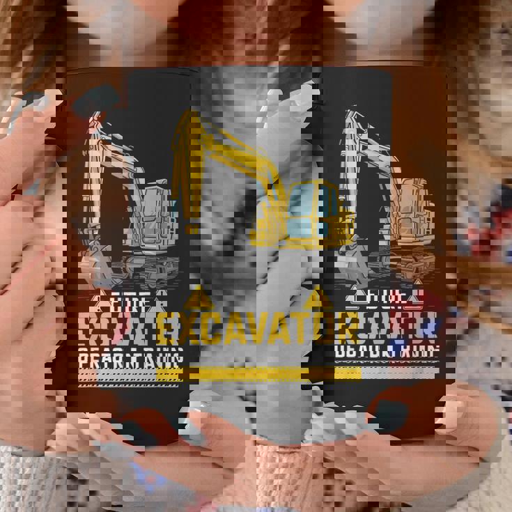 将来の掘削機オペレーターが重機ファンのトレーニングに参加。 コーヒーマグ 面白い贈り物