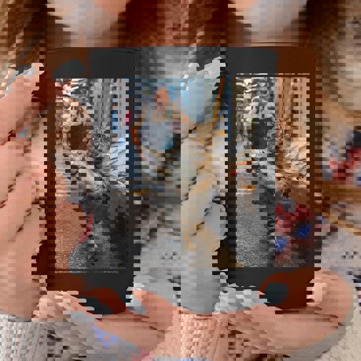 猫が魚市場を盗む冒険ファニーアートミーム コーヒーマグ 面白い贈り物