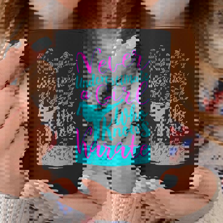 空手を知っている女の子を過小評価してはいけない面白い名言 コーヒーマグ 面白い贈り物