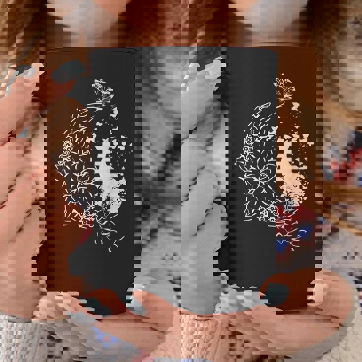 花柄の三日月と蝶を持った猫。 コーヒーマグ 面白い贈り物