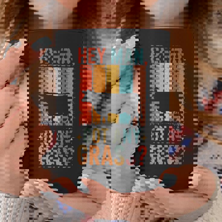 草を求めるレトロの面白い牛 農場のユーモアスタイル コーヒーマグ 面白い贈り物