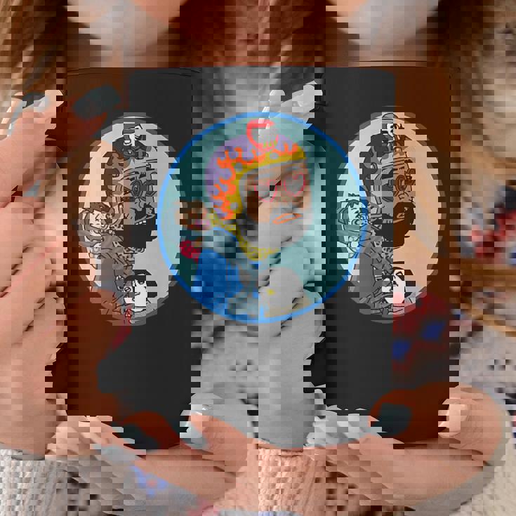 赤ちゃんをおんぶしたファンキー男 ハート型のサングラス ミニダルマ ヒゲ ファイヤーパターンのヘルメット コーヒーマグ 面白い贈り物