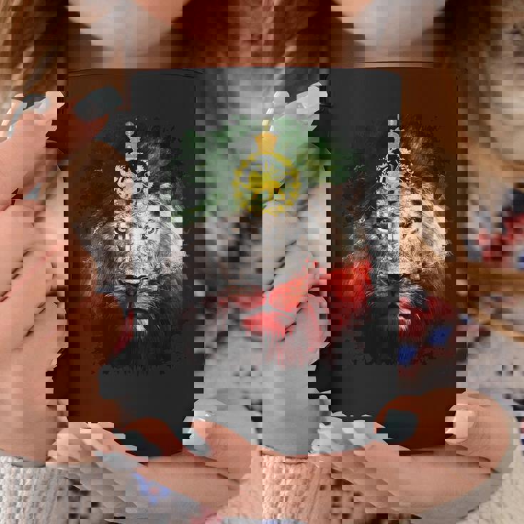 金色のライオンの頭が付いたイランの国旗。 コーヒーマグ 面白い贈り物