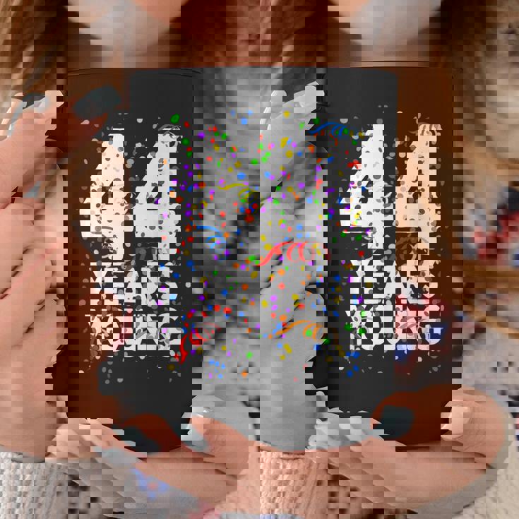 面白い44歳 若い44歳の誕生日おめでとうシャツ 男性用 女性用 コーヒーマグ 面白い贈り物