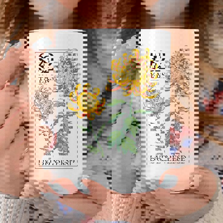 82 Years Loved And Blessed 花柄 フラワースタンプ 82歳の誕生日 コーヒーマグ 面白い贈り物