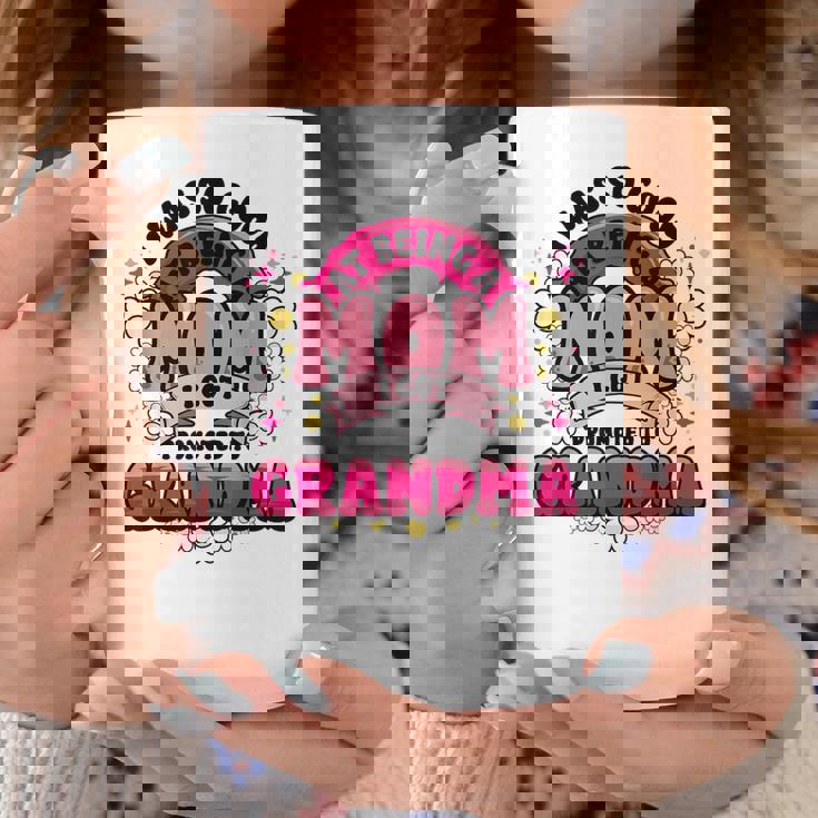 お母さんはおばあちゃんに昇進しました新しいおばあちゃんママ面白い母の日 コーヒーマグ 面白い贈り物