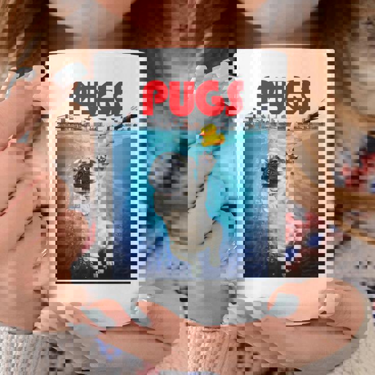 ニューヨーク港でゴム製のアヒルのおもちゃで遊ぶかわいいパグ犬 長袖tシャツ コーヒーマグ 面白い贈り物