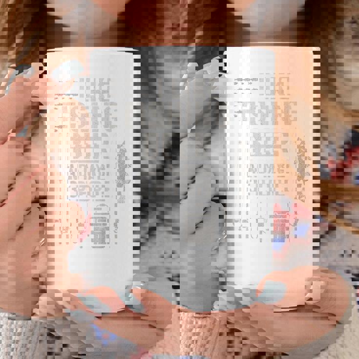 私はビール釣りが好きで、背中には3人で面白い釣りが好きです。 コーヒーマグ 面白い贈り物