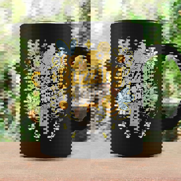 Buzzing Into 4 かわいい蜂 4歳の誕生日パーティーデザイン コーヒーマグ ギフトのアイデア