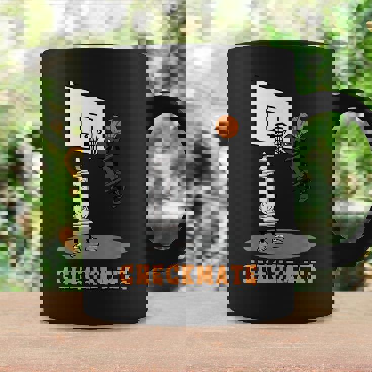 Checkmate Pawn Defeat King In Basketball チェスtシャツ コーヒーマグ ギフトのアイデア