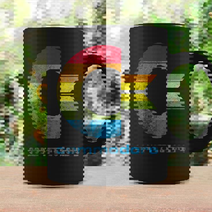 Commodore C64 大文字レインボーカラーストライプ効果 コーヒーマグ ギフトのアイデア