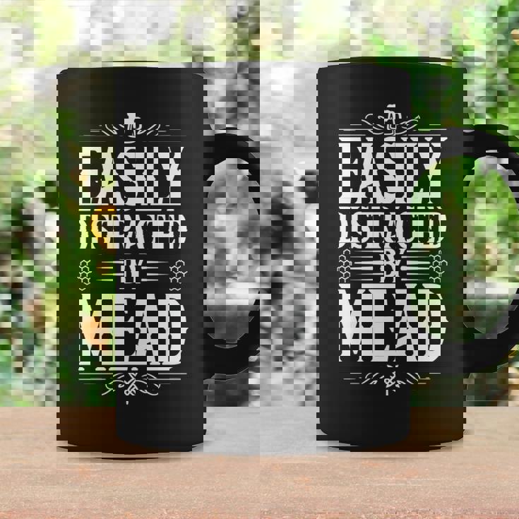 Easy Distracted By Mead 長袖tシャツ コーヒーマグ ギフトのアイデア