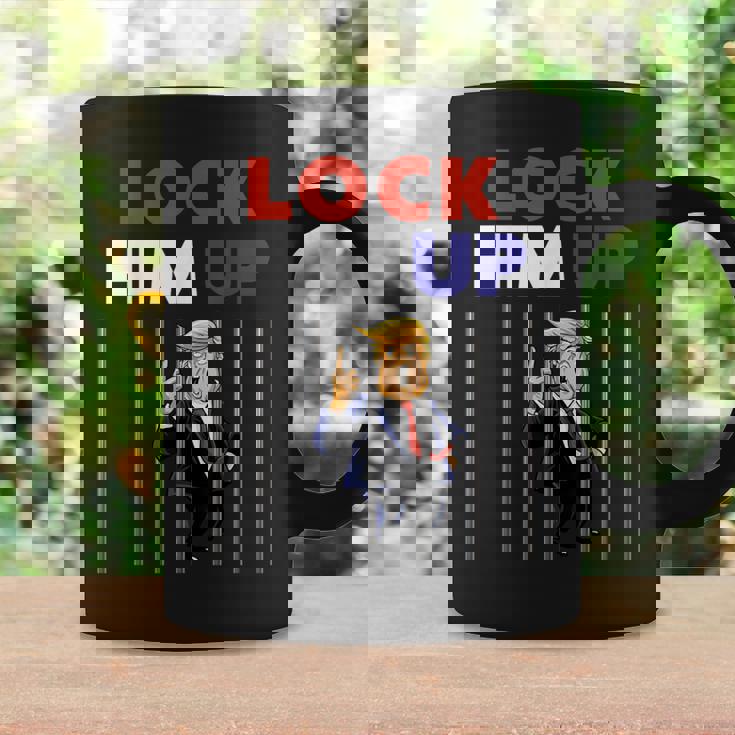 Lock Him Up Anti Trump Political コーヒーマグ ギフトのアイデア