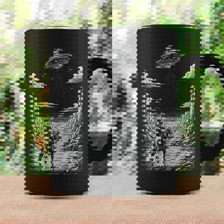 Lone Cowboy Watching Ufo 空飛ぶ円盤 キャニオン コーヒーマグ ギフトのアイデア