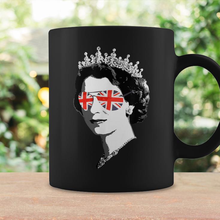 Queen Elizabeth Iiunglasses British Crown エリザベス女王 Meme コーヒーマグ ギフトのアイデア