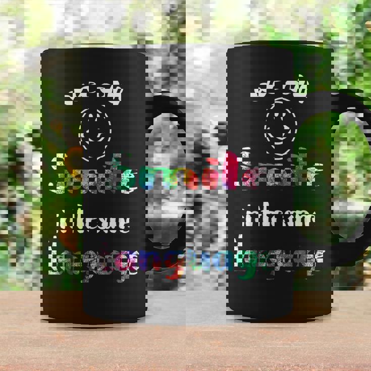 We Allmile In Theame Language かわいい 平等 スマイル コーヒーマグ ギフトのアイデア