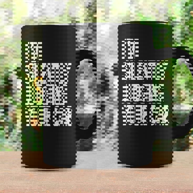 あなたの車を黙って判断してる面白いドライバーの名言 コーヒーマグ ギフトのアイデア