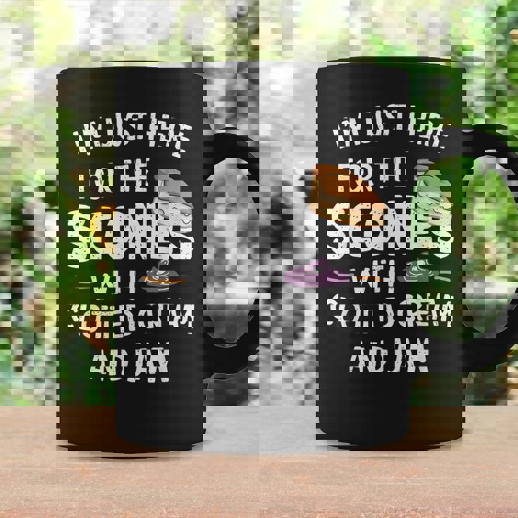 クロテッドクリームとジャムの入ったスコーンを食べに来ただけだよ コーヒーマグ ギフトのアイデア