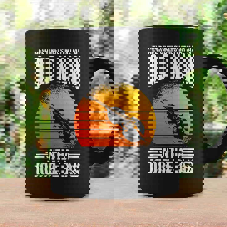 コントラバスの老人を過小評価しないでください コーヒーマグ ギフトのアイデア