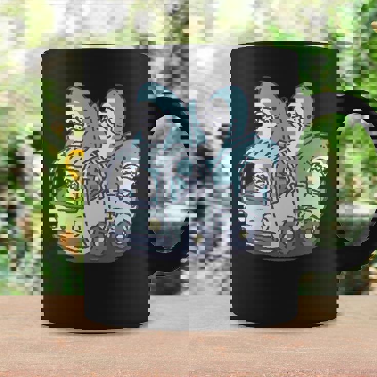 サメがたくさんトラックに 長袖tシャツ コーヒーマグ ギフトのアイデア