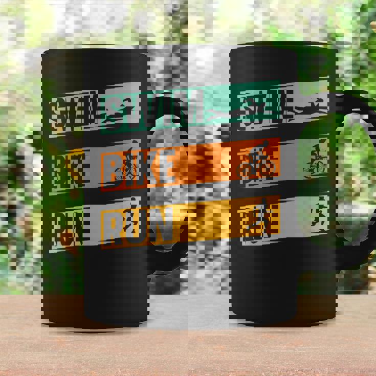 スイム・バイク・ラン トライアスロン選手 アスリート スポーツ トライアスロン コーヒーマグ ギフトのアイデア