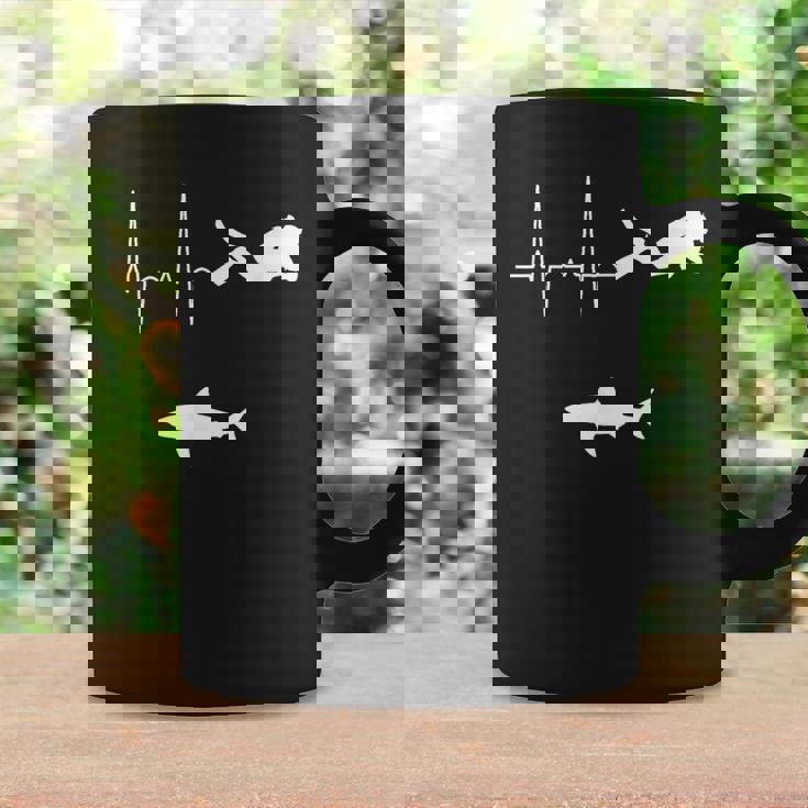 スキューバダイビングハートビート水中サメダイバー コーヒーマグ ギフトのアイデア