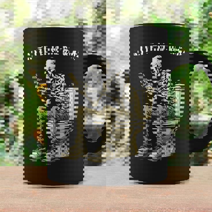 スマートフォン付きトイレのスケルトン ゴシックユーモア コーヒーマグ ギフトのアイデア