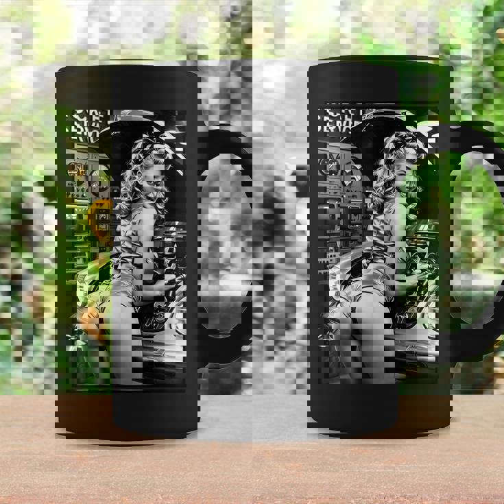 セクシーガールグラフィックtシャツ セクシーブロンドメカニックピンナップガールbw コーヒーマグ ギフトのアイデア