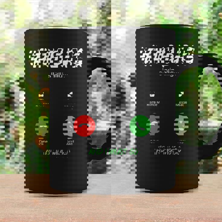 ハンブルクが呼んでいて、私はドイツ旅行に行かなければならない 長袖tシャツ コーヒーマグ ギフトのアイデア