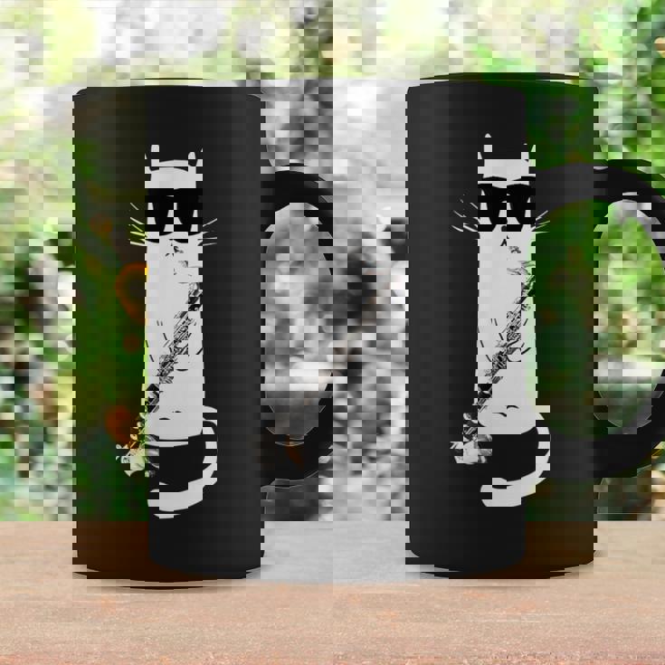 バスクラリネットを弾くサングラスをかけた面白い猫 コーヒーマグ ギフトのアイデア
