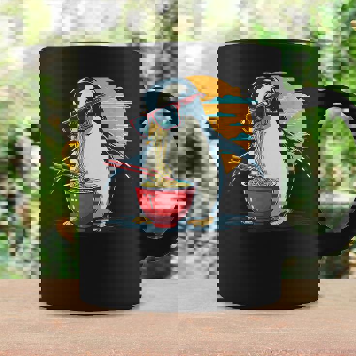 ペンギン食べる ラーメン サングラス アートワーク 和麺 コーヒーマグ ギフトのアイデア