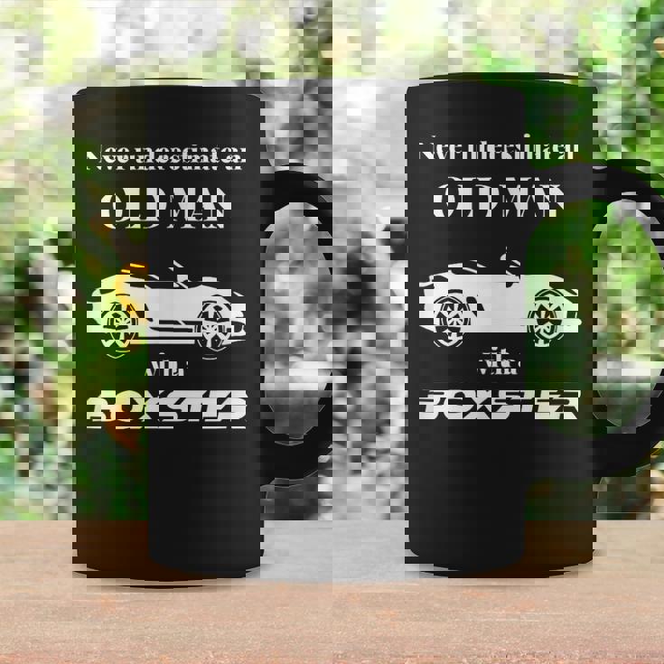 ボクスターを持った老人を決して過小評価しないでください。 コーヒーマグ ギフトのアイデア