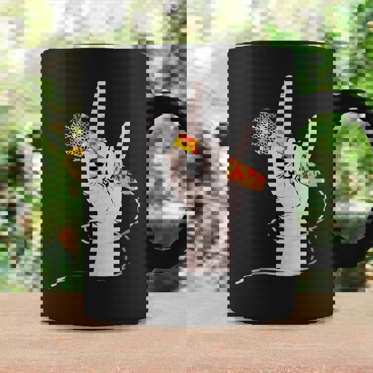 ボーカルマイクを持つロックシンガーの手 コーヒーマグ ギフトのアイデア