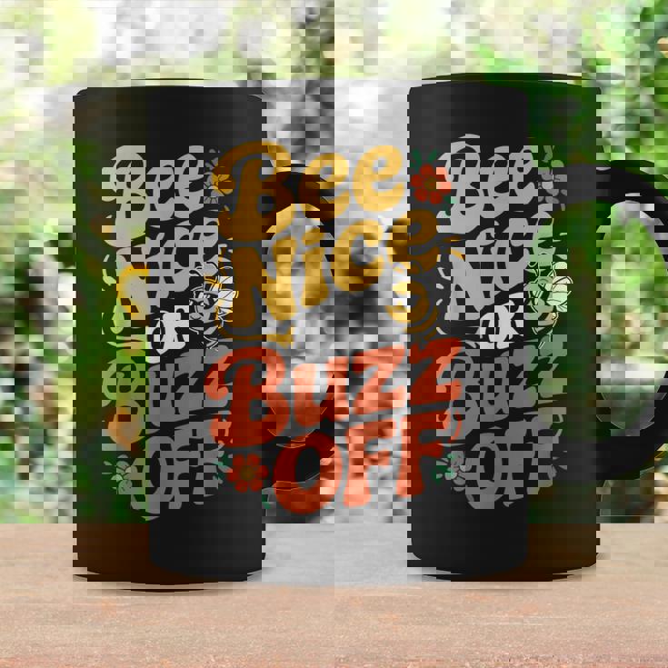 ミツバチ 養蜂家 ミツバチの巣立ち Bee Nice Or Buzz Off コーヒーマグ ギフトのアイデア