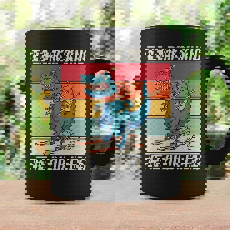 レトロ かわいい 漫画 恐竜 スキーヤー テレマーク スキー コーヒーマグ ギフトのアイデア