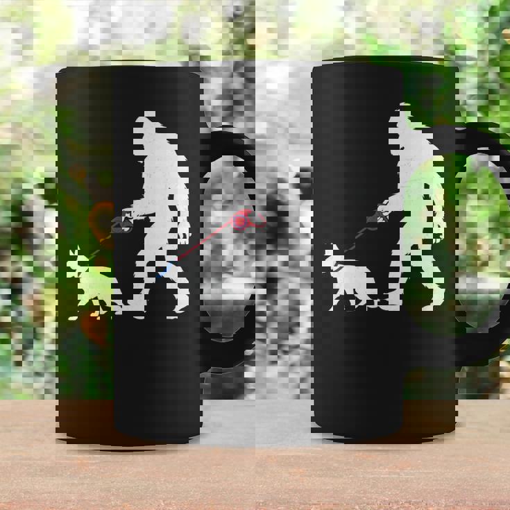 レトロ ビッグフット ウォーキング ジャーマンシェパード 犬 おもしろい サスカッチ 長袖tシャツ コーヒーマグ ギフトのアイデア