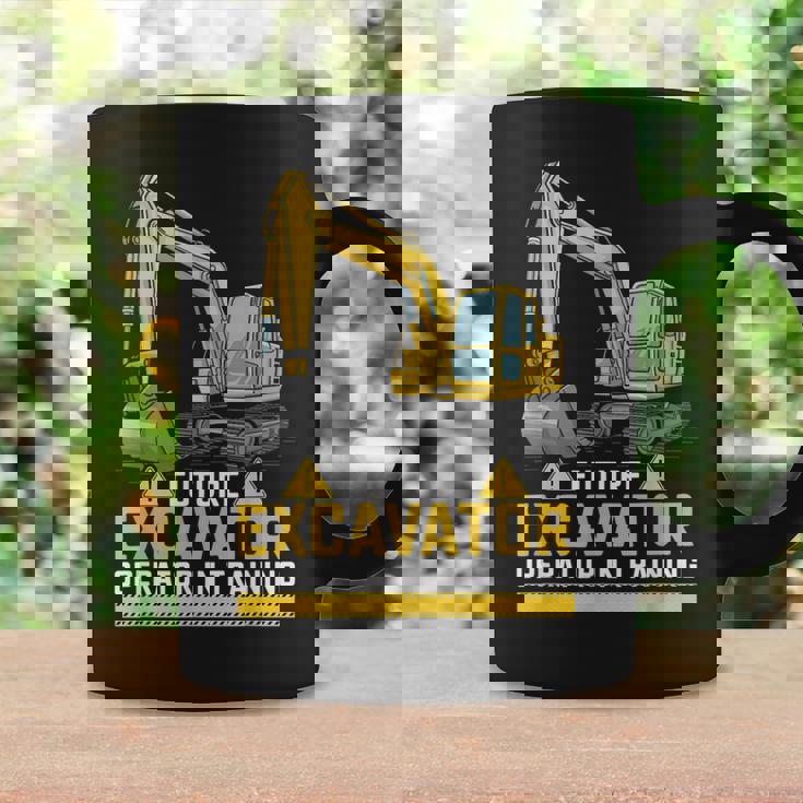 将来の掘削機オペレーターが重機ファンのトレーニングに参加。 コーヒーマグ ギフトのアイデア