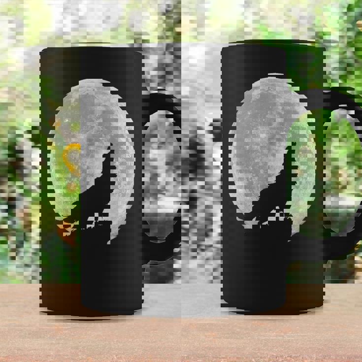 月に吠えるオオカミのシルエット。 コーヒーマグ ギフトのアイデア