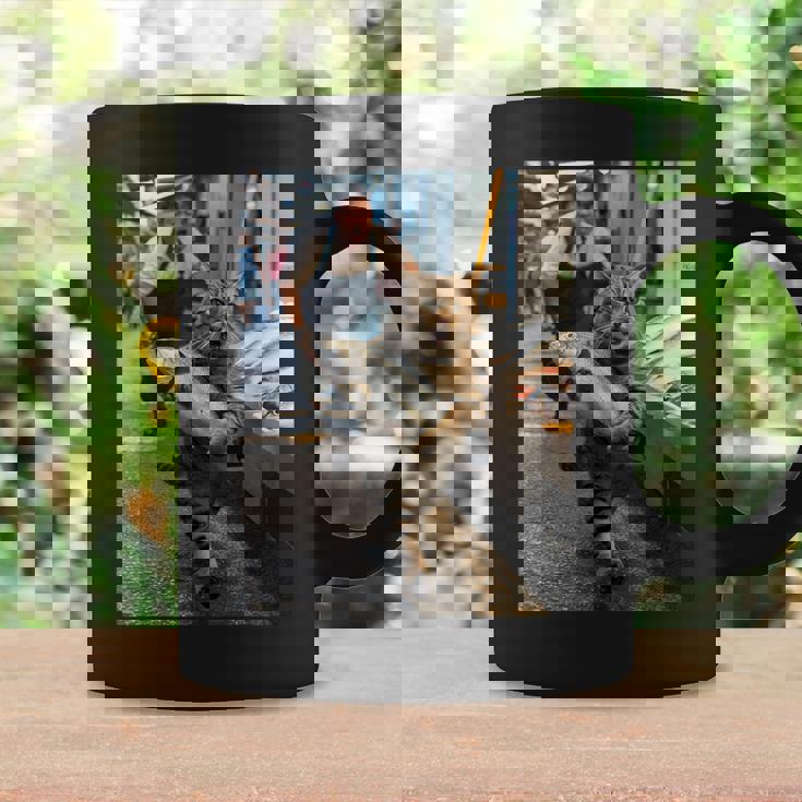 猫が魚市場を盗む冒険ファニーアートミーム コーヒーマグ ギフトのアイデア