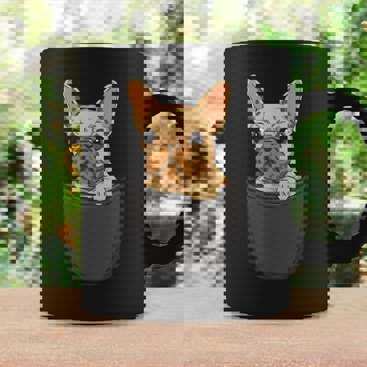 男性用、女性、子供用の胸ポケットに入った面白い子犬。 コーヒーマグ ギフトのアイデア