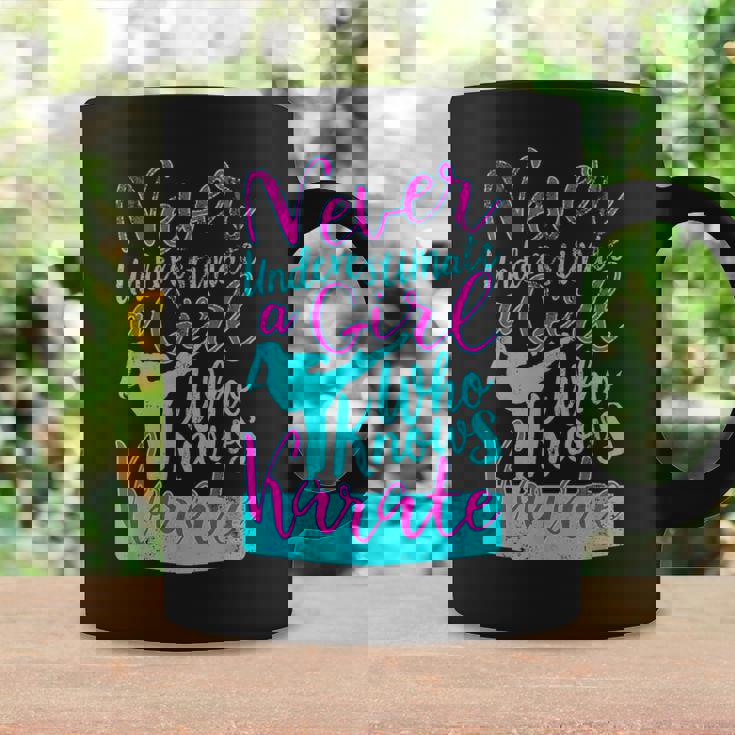 空手を知っている女の子を過小評価してはいけない面白い名言 コーヒーマグ ギフトのアイデア